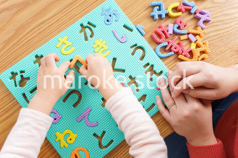 家で勉強をする親子