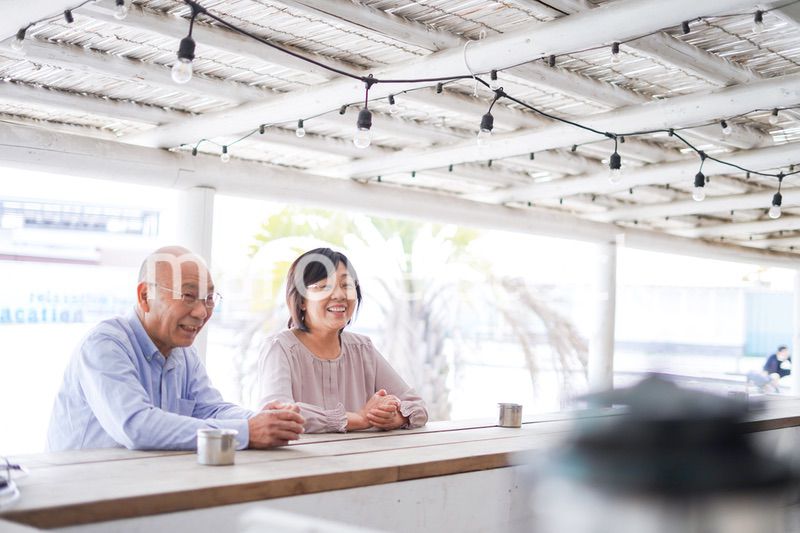 バーカウンターに座るシニアの夫婦