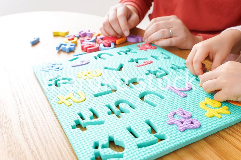 家で勉強をする親子