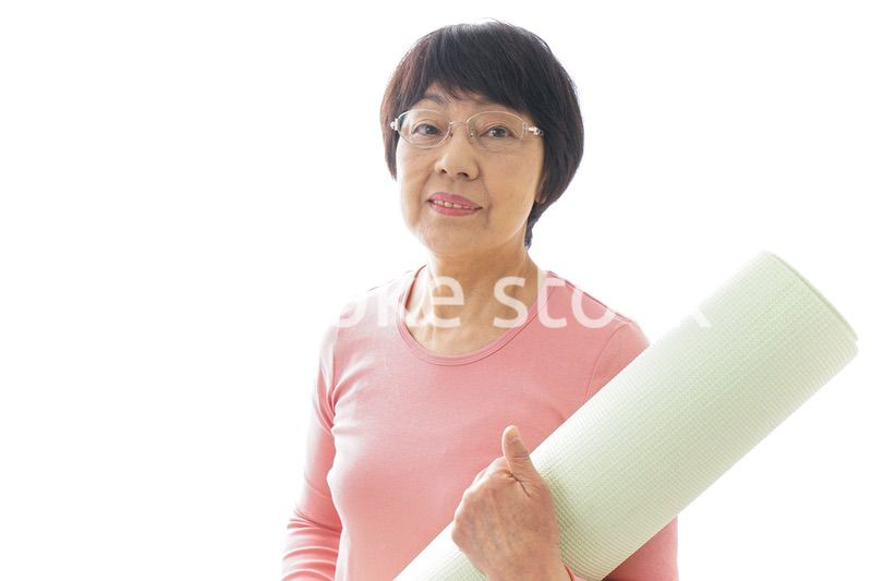 ヨガをするシニア女性