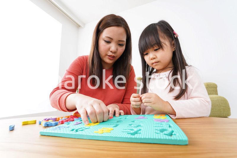 家で勉強をする親子