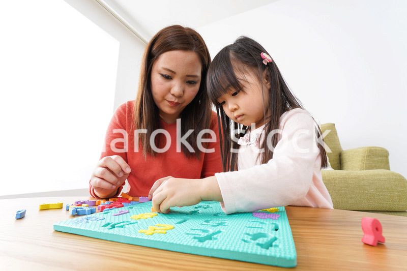 家で勉強をする親子