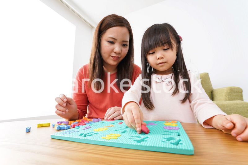 家で勉強をする親子