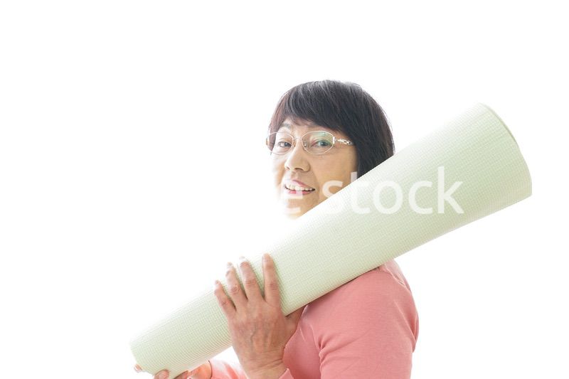 ヨガをするシニア女性