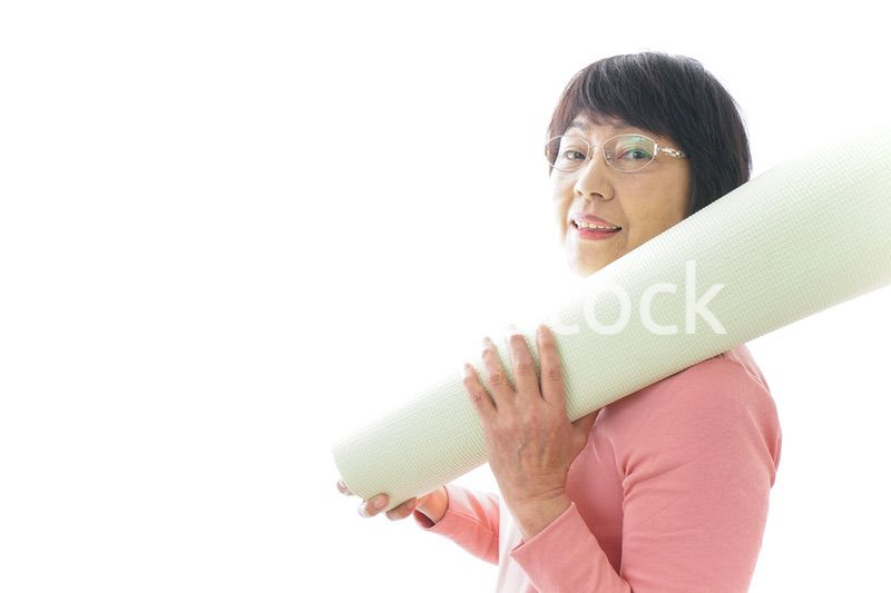 ヨガをするシニア女性