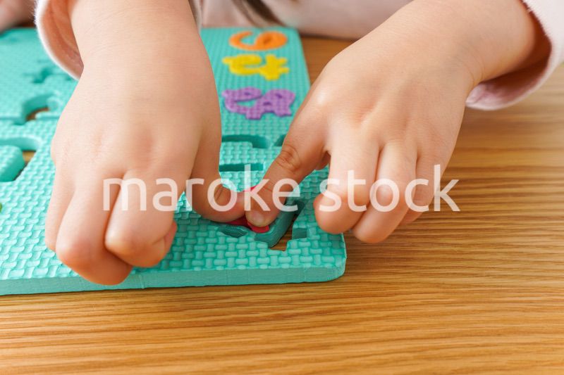 家で勉強をする親子