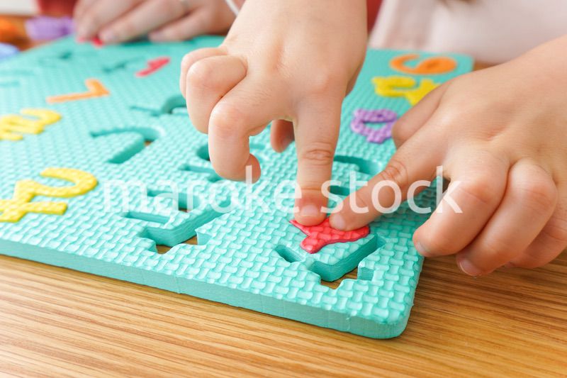 家で勉強をする親子