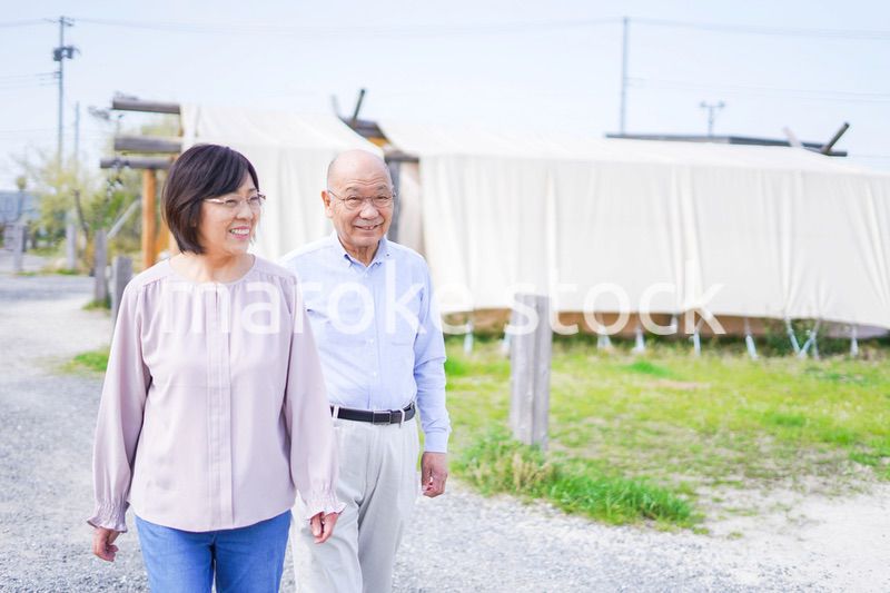 夫婦でキャンプをするアクティブシニア