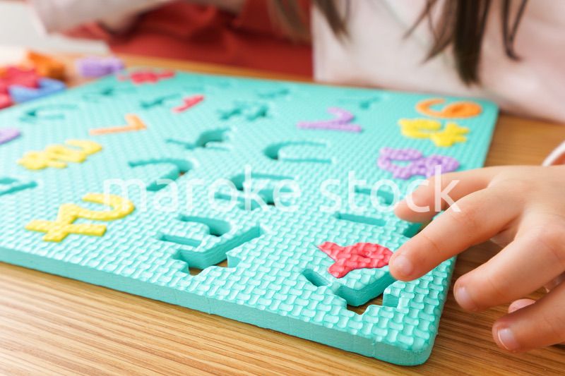 家で勉強をする親子