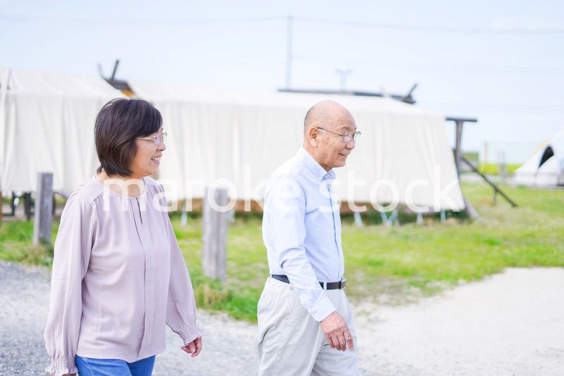 夫婦でキャンプをするアクティブシニア