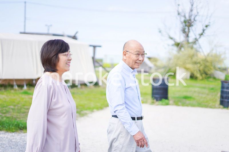 夫婦でキャンプをするアクティブシニア