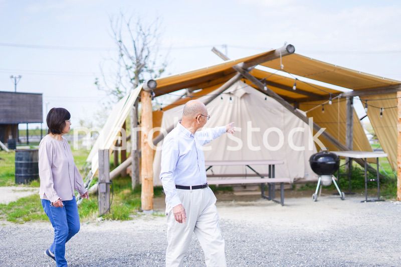 夫婦でキャンプをするアクティブシニア