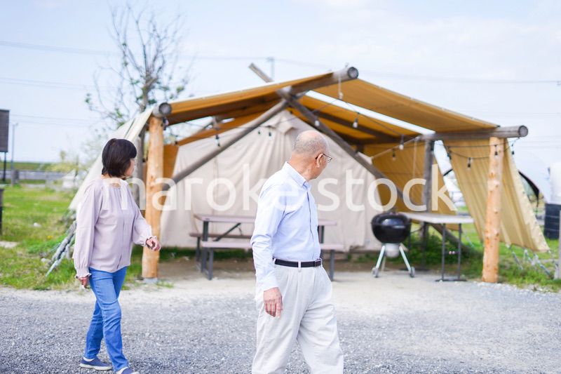 夫婦でキャンプをするアクティブシニア