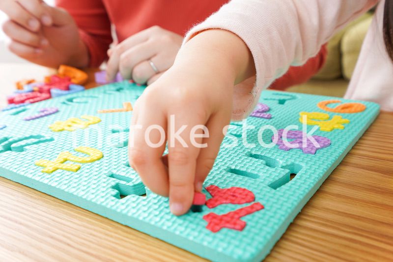 家で勉強をする親子