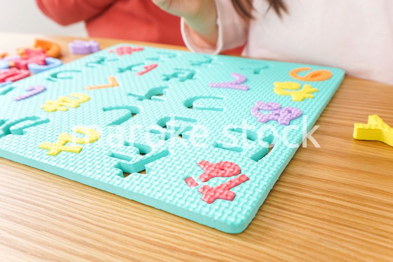 家で勉強をする親子