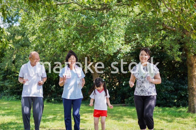 野外で楽しくランニングをする家族