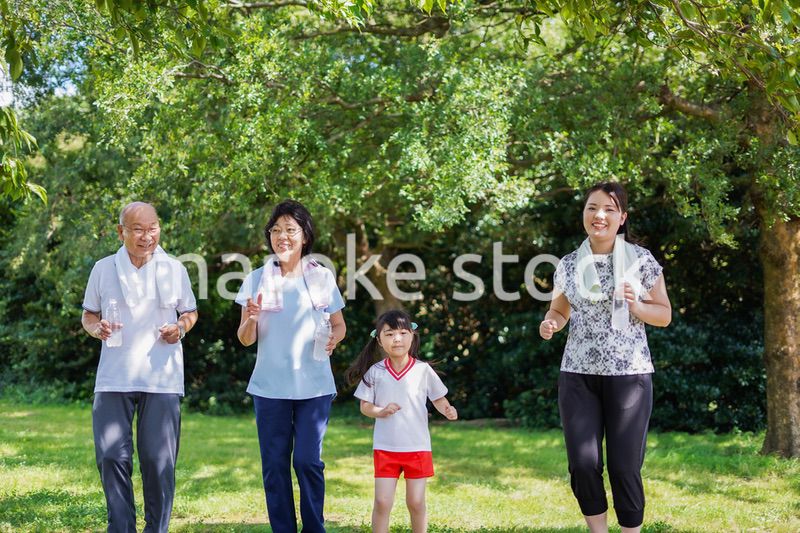 野外で楽しくランニングをする家族