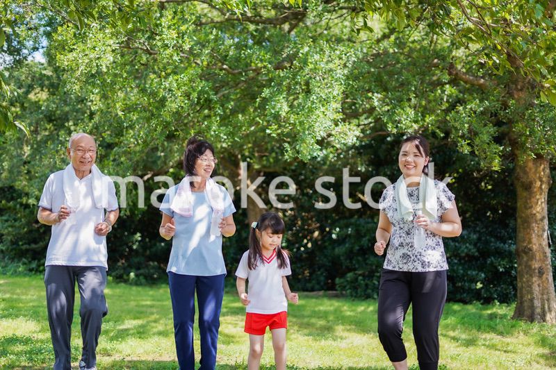 野外で楽しくランニングをする家族