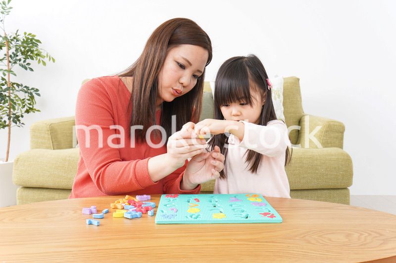 家で勉強をする親子