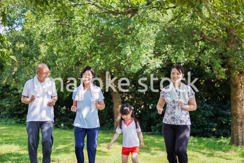 野外で楽しくランニングをする家族