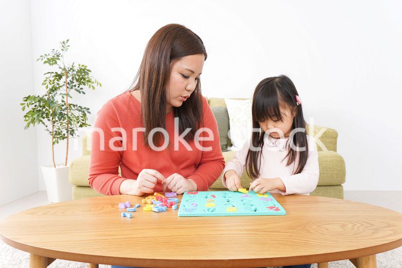 家で勉強をする親子