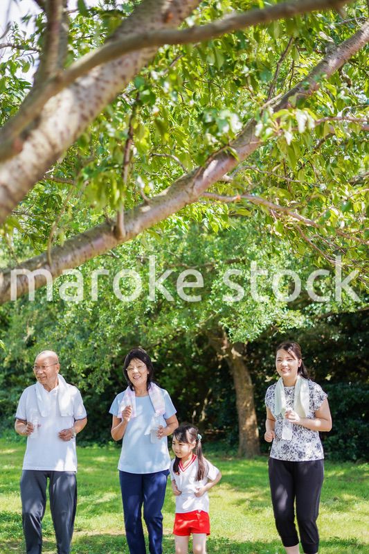 野外で楽しくランニングをする家族