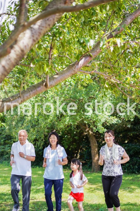 野外で楽しくランニングをする家族
