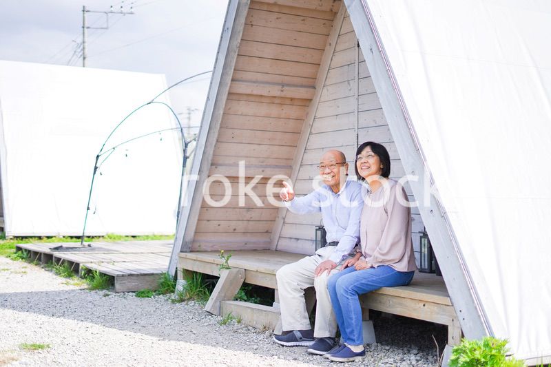 別荘の前に座るシニアの夫婦