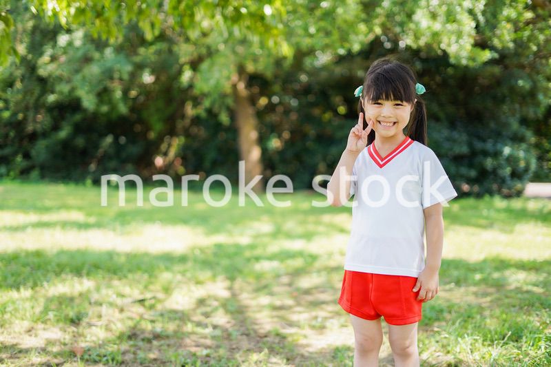 外で楽しくスポーツをする女の子