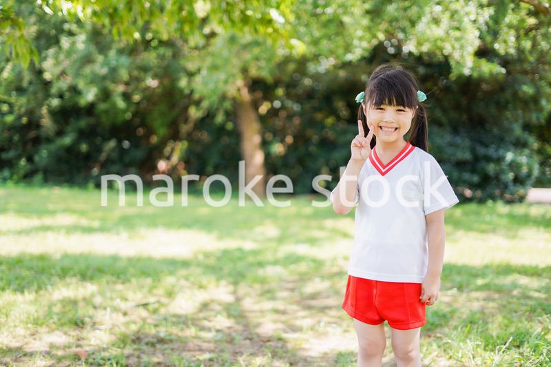 外で楽しくスポーツをする女の子