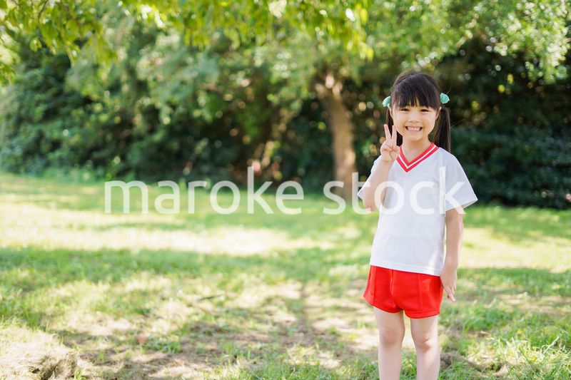 外で楽しくスポーツをする女の子