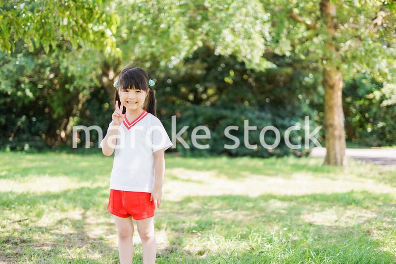 外で楽しくスポーツをする女の子