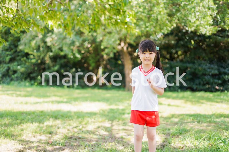 外で楽しくスポーツをする女の子