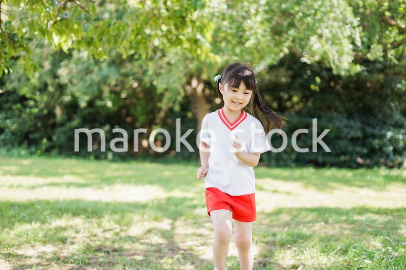 外で楽しくスポーツをする女の子