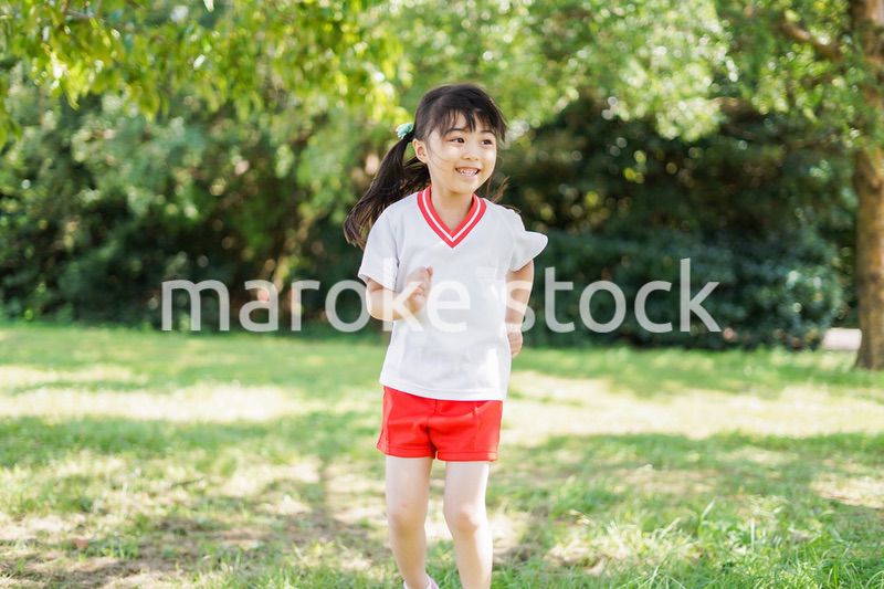 外で楽しくスポーツをする女の子