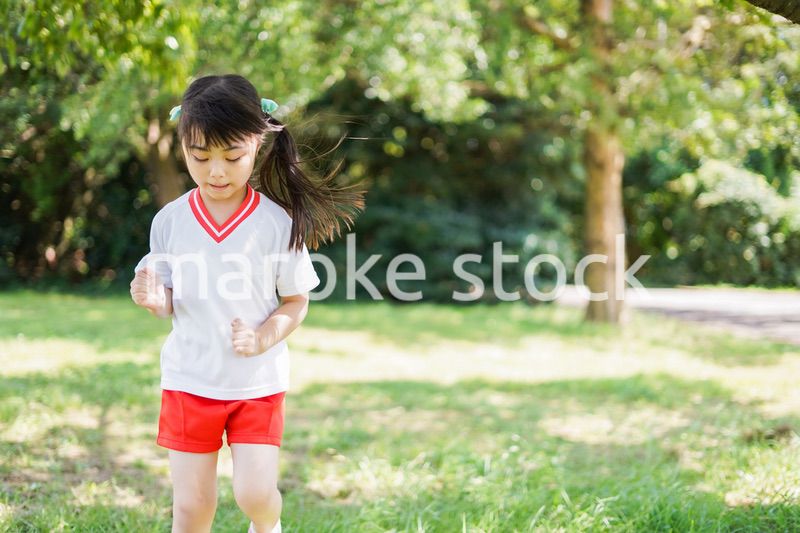 外で楽しくスポーツをする女の子