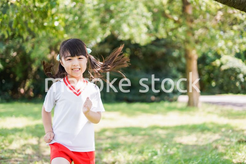 外で楽しくスポーツをする女の子