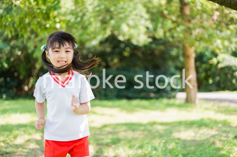 外で楽しくスポーツをする女の子