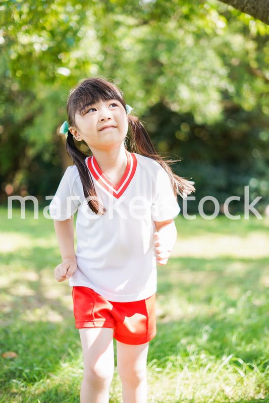 外で楽しくスポーツをする女の子