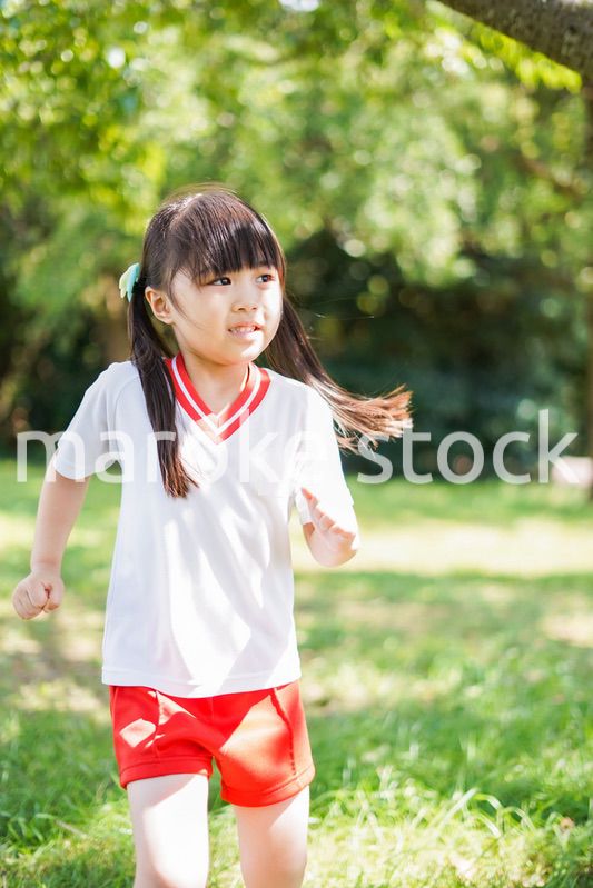 外で楽しくスポーツをする女の子