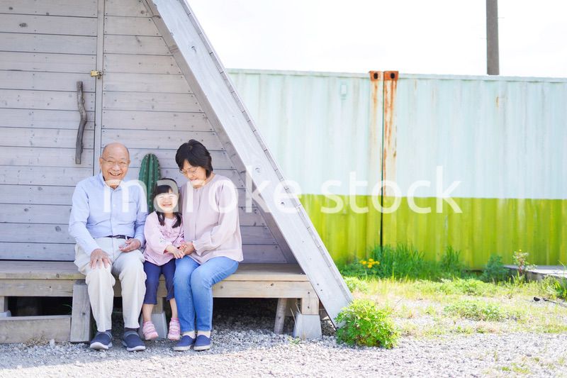 孫とレジャーに出かける高齢の夫婦