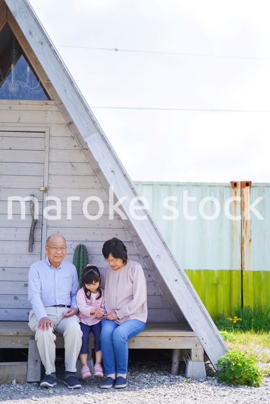 孫とレジャーに出かける高齢の夫婦