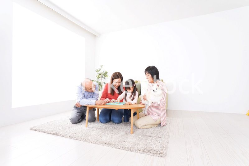 幸せな家族の集合写真