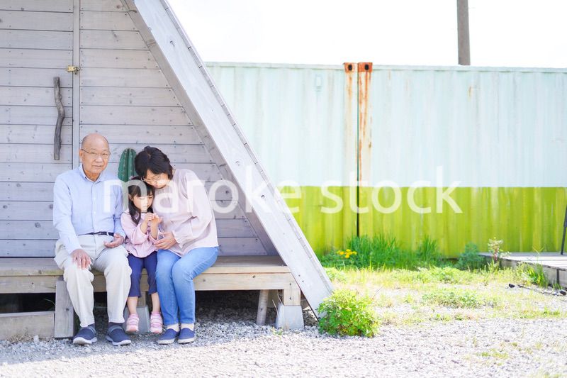 孫とレジャーに出かける高齢の夫婦