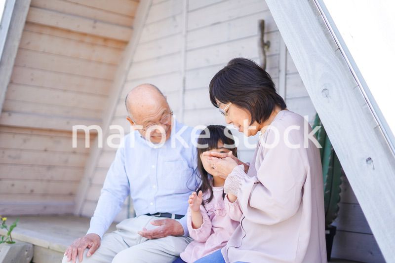 孫とレジャーに出かける高齢の夫婦