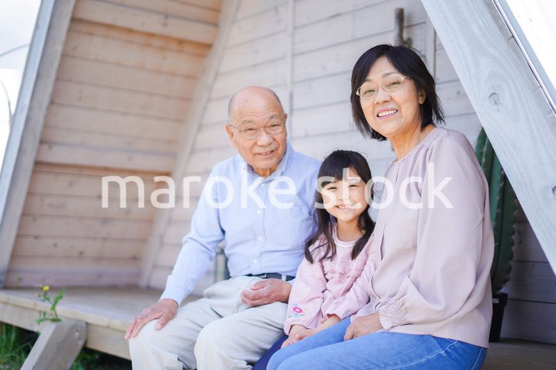 孫とレジャーに出かける高齢の夫婦