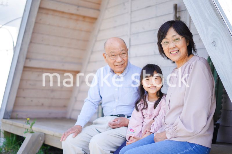 孫とレジャーに出かける高齢の夫婦