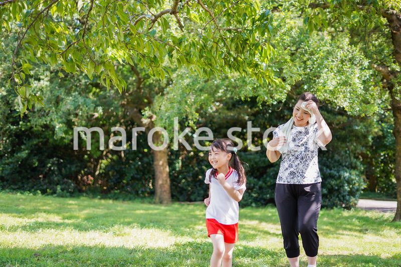 外でランニングをするお母さんと子供