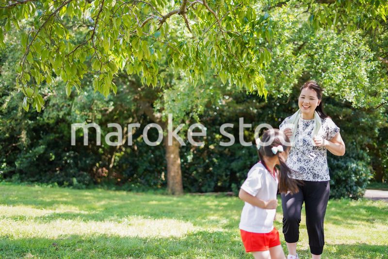 外でランニングをするお母さんと子供