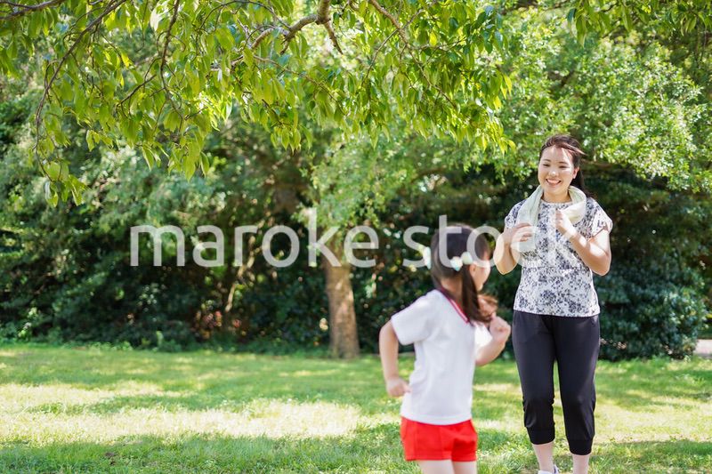 外でランニングをするお母さんと子供
